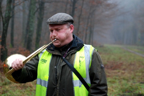 Emmanuel GUSTIN, sonneur de trompe de chasse, à la chasse d'ANLIER, Belgique